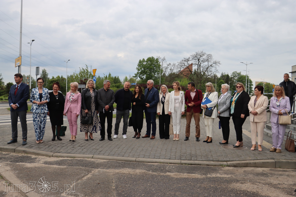 Fotorelacja: Pokaz Musztry Paradnej w wykonaniu uczniów Kwiatkowskiego w Myszkowie