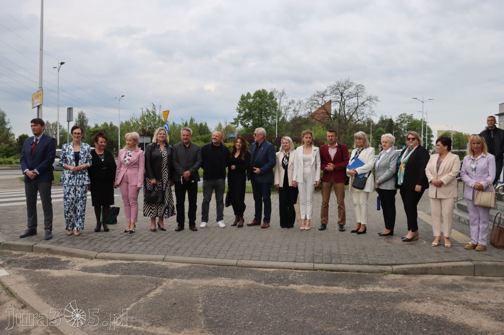 Fotorelacja: Pokaz Musztry Paradnej w wykonaniu uczniów Kwiatkowskiego w Myszkowie