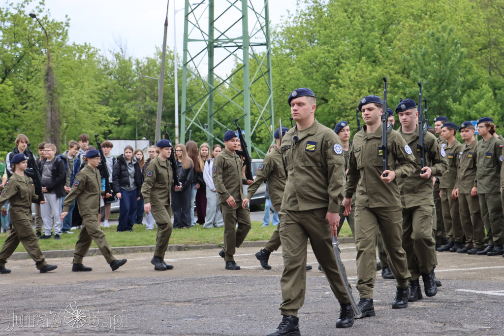 Fotorelacja: Pokaz Musztry Paradnej w wykonaniu uczniów Kwiatkowskiego w Myszkowie