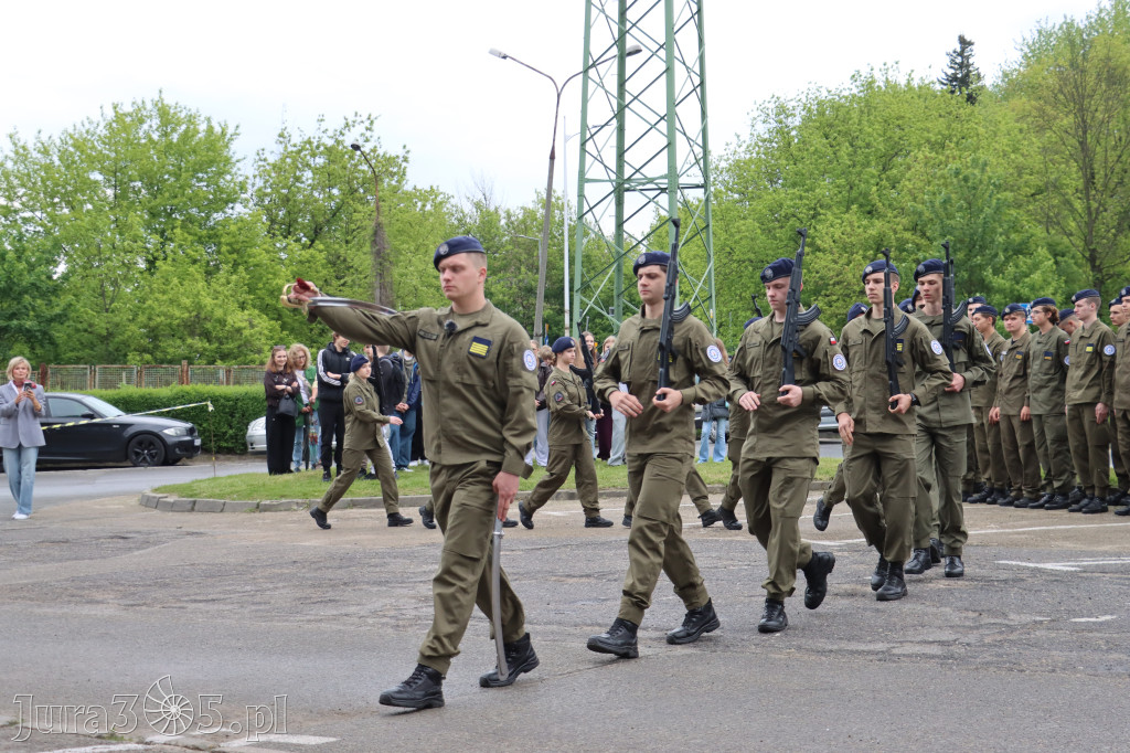 Fotorelacja: Pokaz Musztry Paradnej w wykonaniu uczniów Kwiatkowskiego w Myszkowie