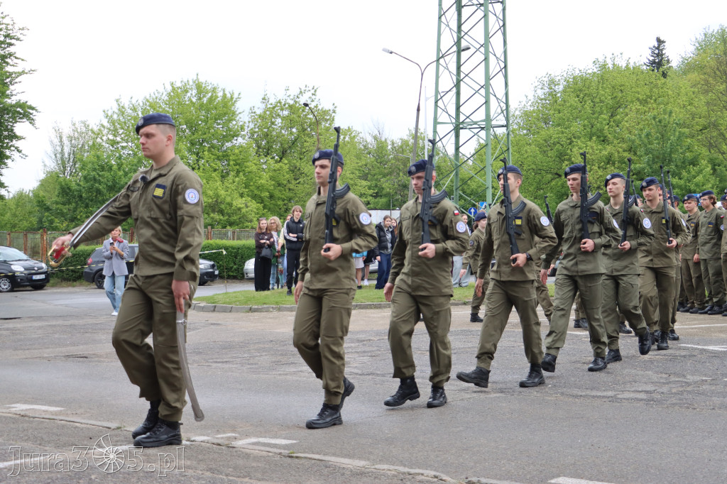 Fotorelacja: Pokaz Musztry Paradnej w wykonaniu uczniów Kwiatkowskiego w Myszkowie