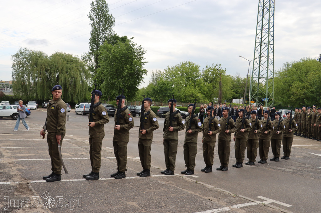 Fotorelacja: Pokaz Musztry Paradnej w wykonaniu uczniów Kwiatkowskiego w Myszkowie