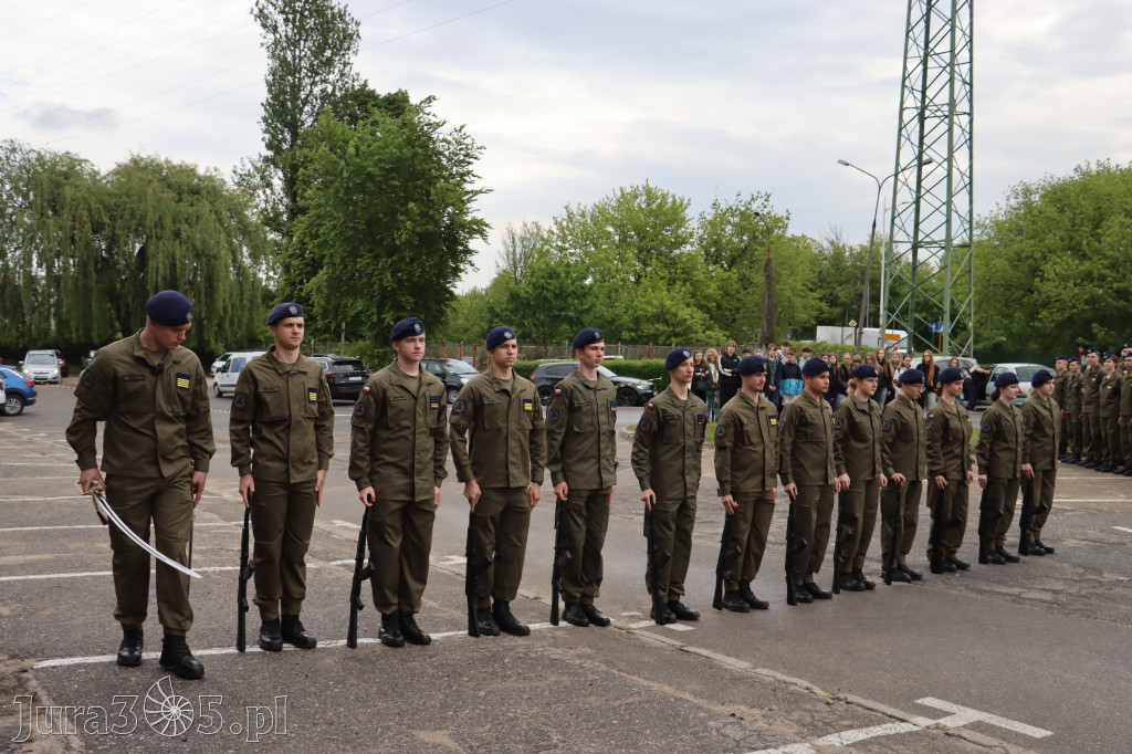 Fotorelacja: Pokaz Musztry Paradnej w wykonaniu uczniów Kwiatkowskiego w Myszkowie
