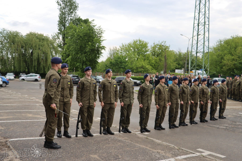 Fotorelacja: Pokaz Musztry Paradnej w wykonaniu uczniów Kwiatkowskiego w Myszkowie