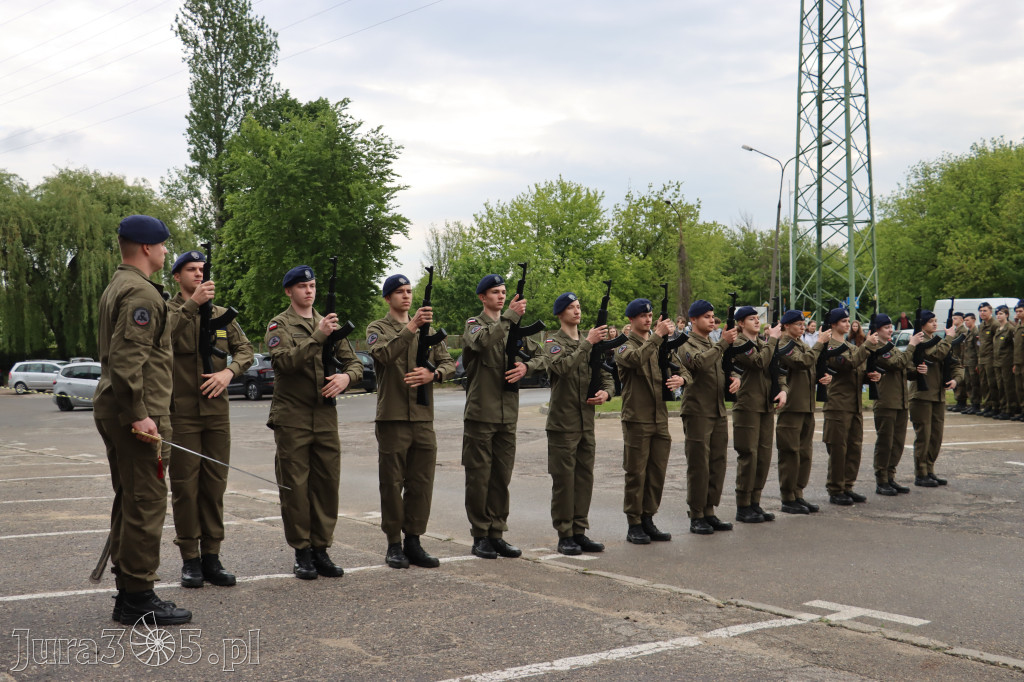 Fotorelacja: Pokaz Musztry Paradnej w wykonaniu uczniów Kwiatkowskiego w Myszkowie