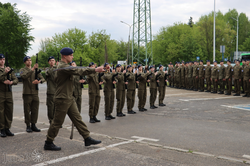 Fotorelacja: Pokaz Musztry Paradnej w wykonaniu uczniów Kwiatkowskiego w Myszkowie
