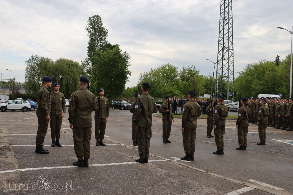 Fotorelacja: Pokaz Musztry Paradnej w wykonaniu uczniów Kwiatkowskiego w Myszkowie