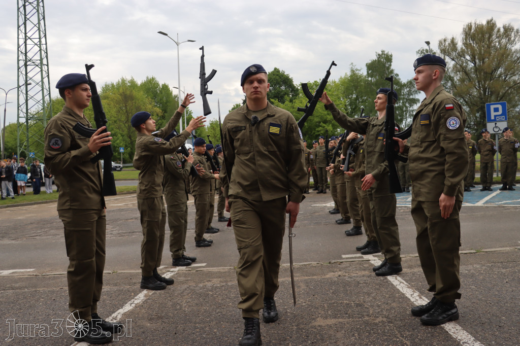 Fotorelacja: Pokaz Musztry Paradnej w wykonaniu uczniów Kwiatkowskiego w Myszkowie
