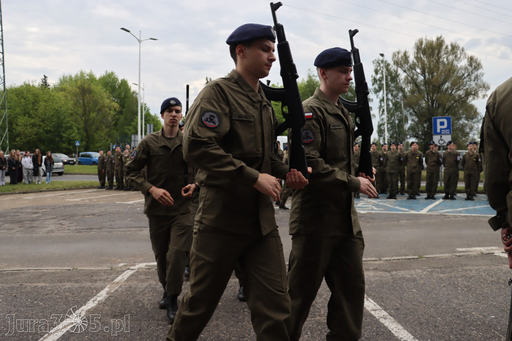 Fotorelacja: Pokaz Musztry Paradnej w wykonaniu uczniów Kwiatkowskiego w Myszkowie