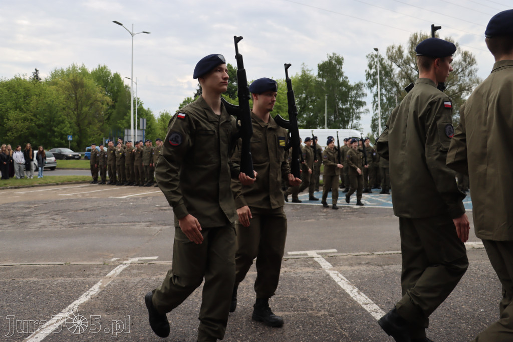 Fotorelacja: Pokaz Musztry Paradnej w wykonaniu uczniów Kwiatkowskiego w Myszkowie