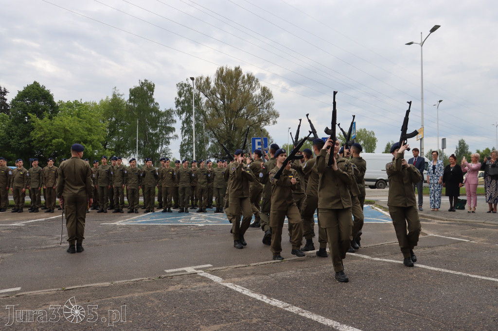 Fotorelacja: Pokaz Musztry Paradnej w wykonaniu uczniów Kwiatkowskiego w Myszkowie