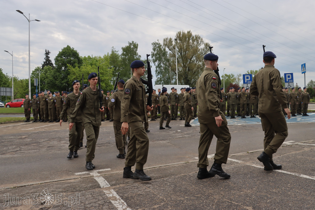 Fotorelacja: Pokaz Musztry Paradnej w wykonaniu uczniów Kwiatkowskiego w Myszkowie