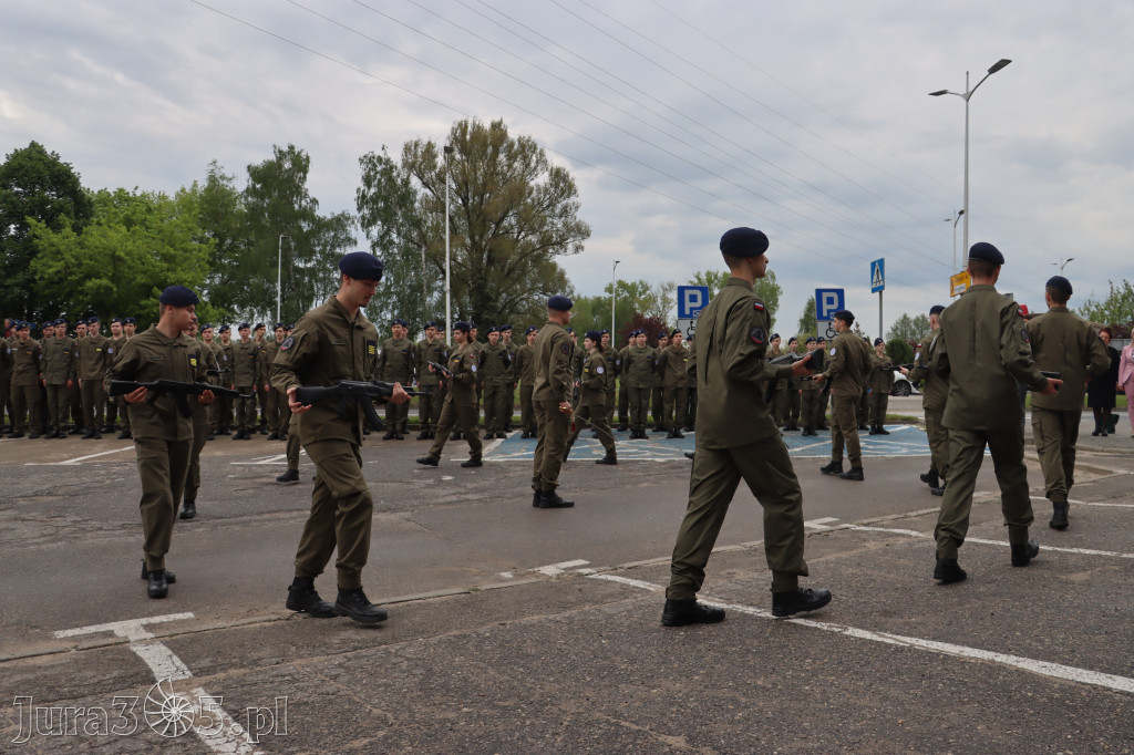 Fotorelacja: Pokaz Musztry Paradnej w wykonaniu uczniów Kwiatkowskiego w Myszkowie