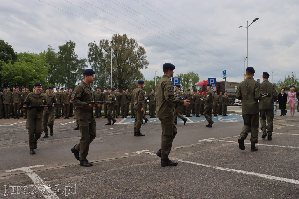 Fotorelacja: Pokaz Musztry Paradnej w wykonaniu uczniów Kwiatkowskiego w Myszkowie