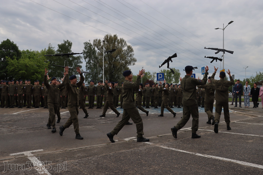 Fotorelacja: Pokaz Musztry Paradnej w wykonaniu uczniów Kwiatkowskiego w Myszkowie