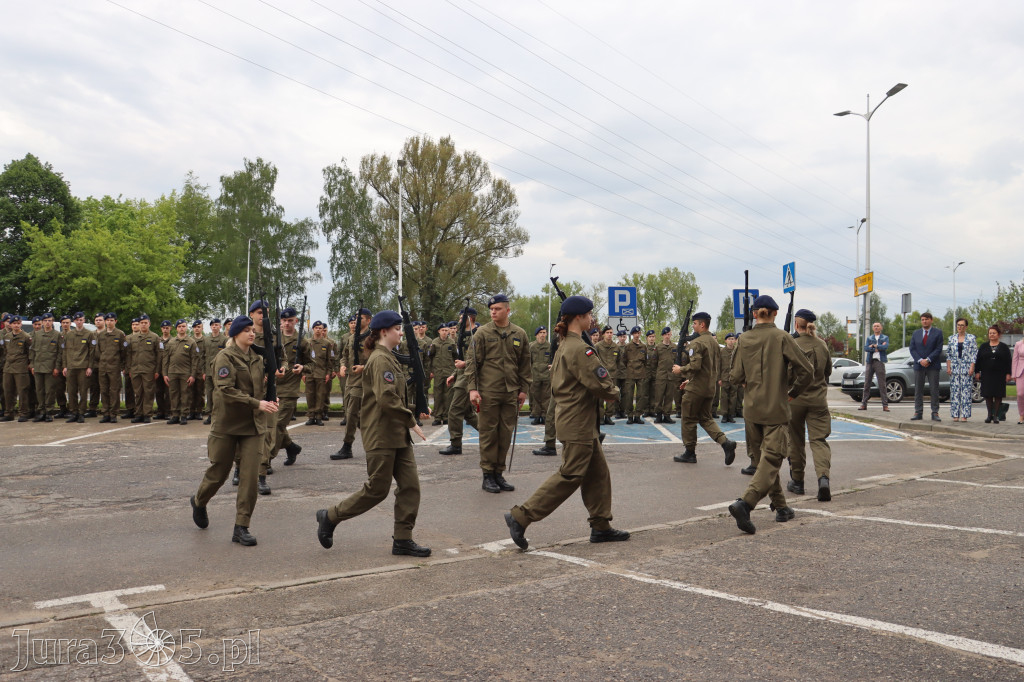 Fotorelacja: Pokaz Musztry Paradnej w wykonaniu uczniów Kwiatkowskiego w Myszkowie