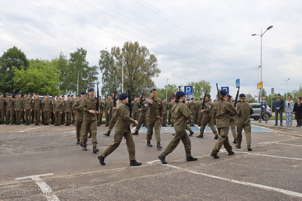 Fotorelacja: Pokaz Musztry Paradnej w wykonaniu uczniów Kwiatkowskiego w Myszkowie