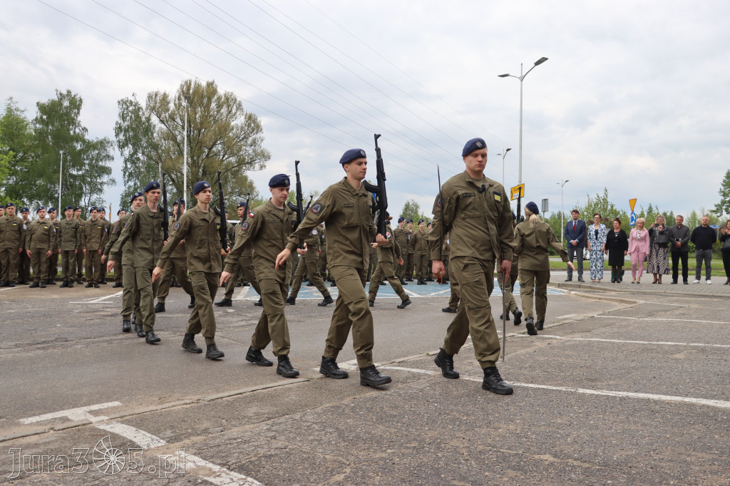 Fotorelacja: Pokaz Musztry Paradnej w wykonaniu uczniów Kwiatkowskiego w Myszkowie