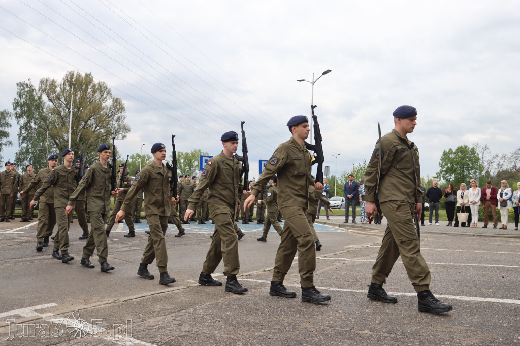 Fotorelacja: Pokaz Musztry Paradnej w wykonaniu uczniów Kwiatkowskiego w Myszkowie