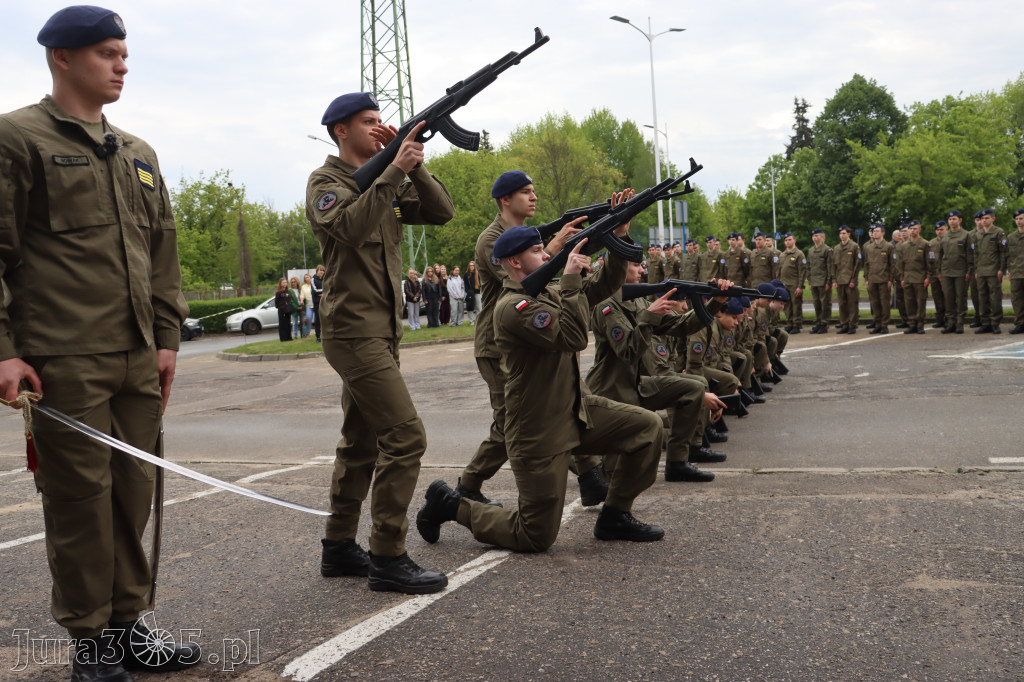 Fotorelacja: Pokaz Musztry Paradnej w wykonaniu uczniów Kwiatkowskiego w Myszkowie