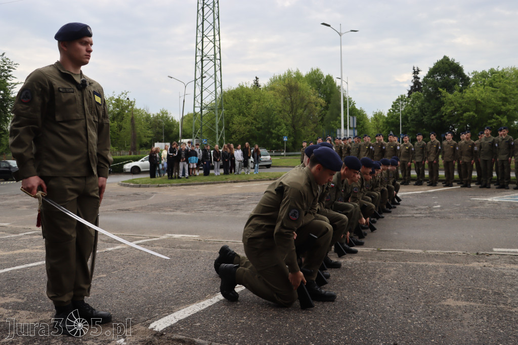 Fotorelacja: Pokaz Musztry Paradnej w wykonaniu uczniów Kwiatkowskiego w Myszkowie