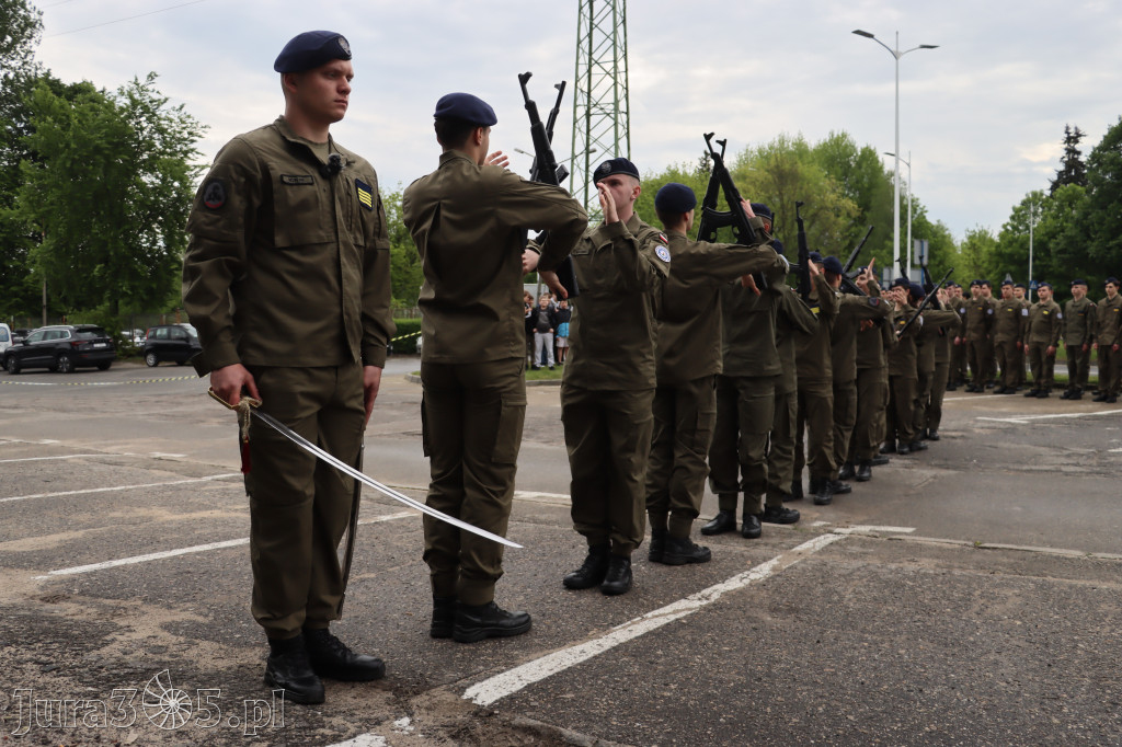 Fotorelacja: Pokaz Musztry Paradnej w wykonaniu uczniów Kwiatkowskiego w Myszkowie