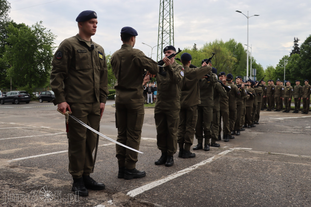Fotorelacja: Pokaz Musztry Paradnej w wykonaniu uczniów Kwiatkowskiego w Myszkowie