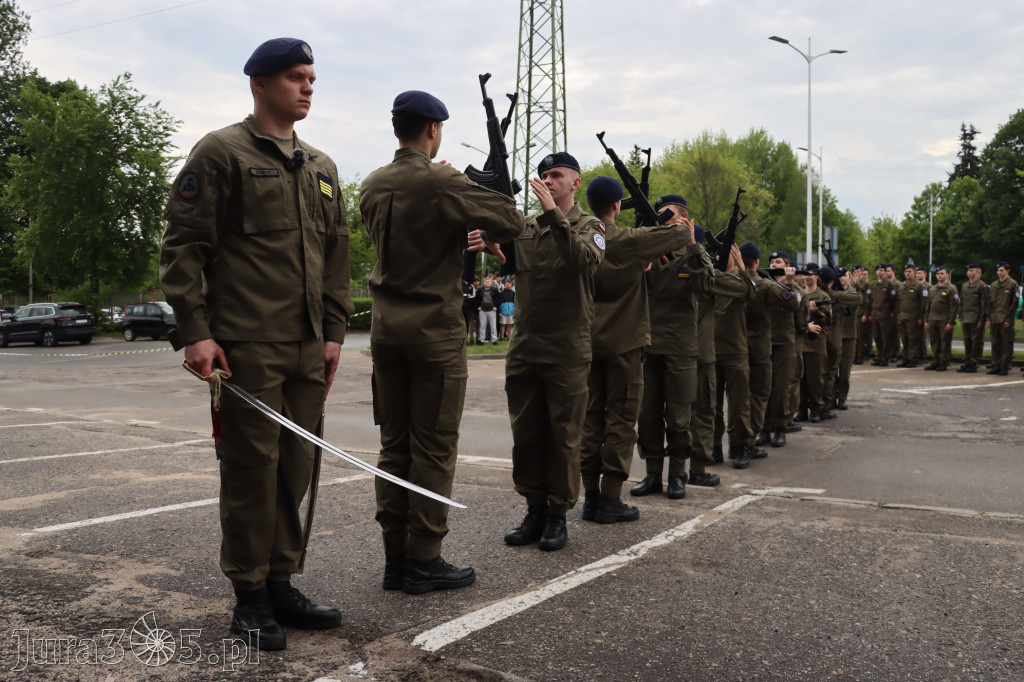 Fotorelacja: Pokaz Musztry Paradnej w wykonaniu uczniów Kwiatkowskiego w Myszkowie