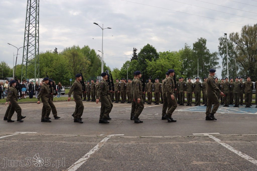 Fotorelacja: Pokaz Musztry Paradnej w wykonaniu uczniów Kwiatkowskiego w Myszkowie