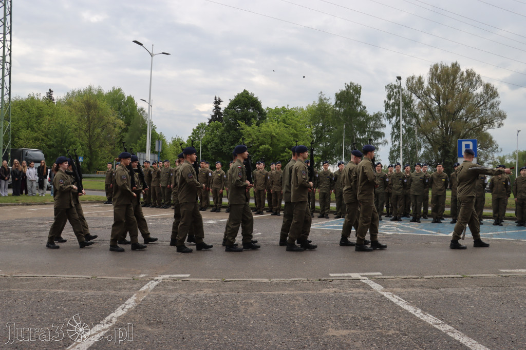 Fotorelacja: Pokaz Musztry Paradnej w wykonaniu uczniów Kwiatkowskiego w Myszkowie