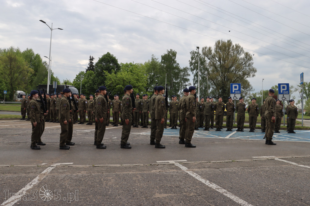 Fotorelacja: Pokaz Musztry Paradnej w wykonaniu uczniów Kwiatkowskiego w Myszkowie