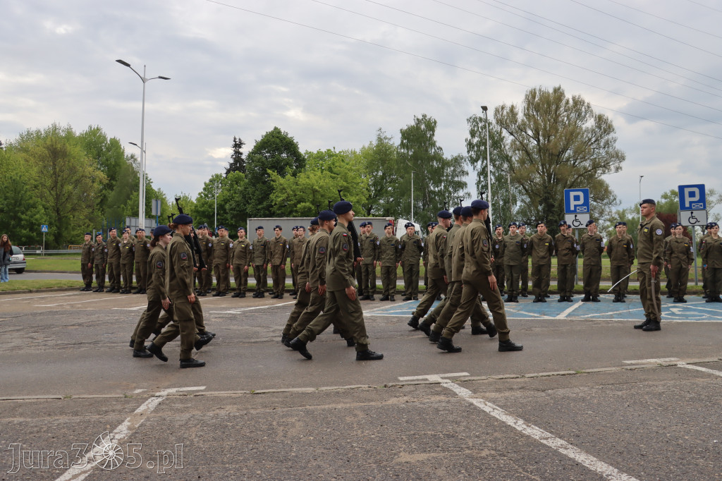 Fotorelacja: Pokaz Musztry Paradnej w wykonaniu uczniów Kwiatkowskiego w Myszkowie
