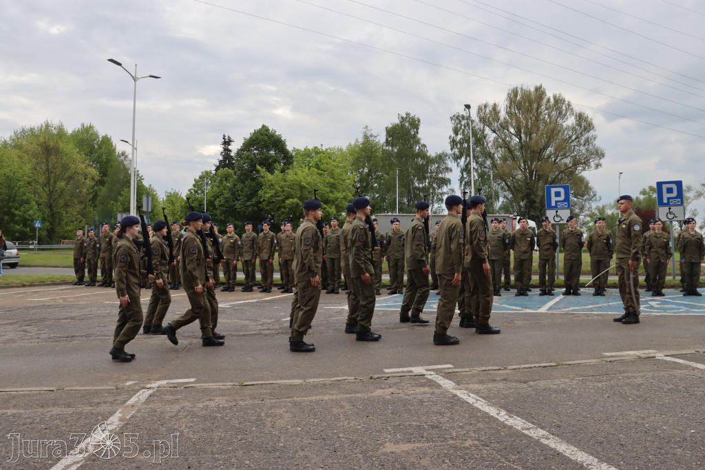 Fotorelacja: Pokaz Musztry Paradnej w wykonaniu uczniów Kwiatkowskiego w Myszkowie