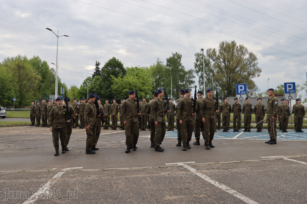 Fotorelacja: Pokaz Musztry Paradnej w wykonaniu uczniów Kwiatkowskiego w Myszkowie
