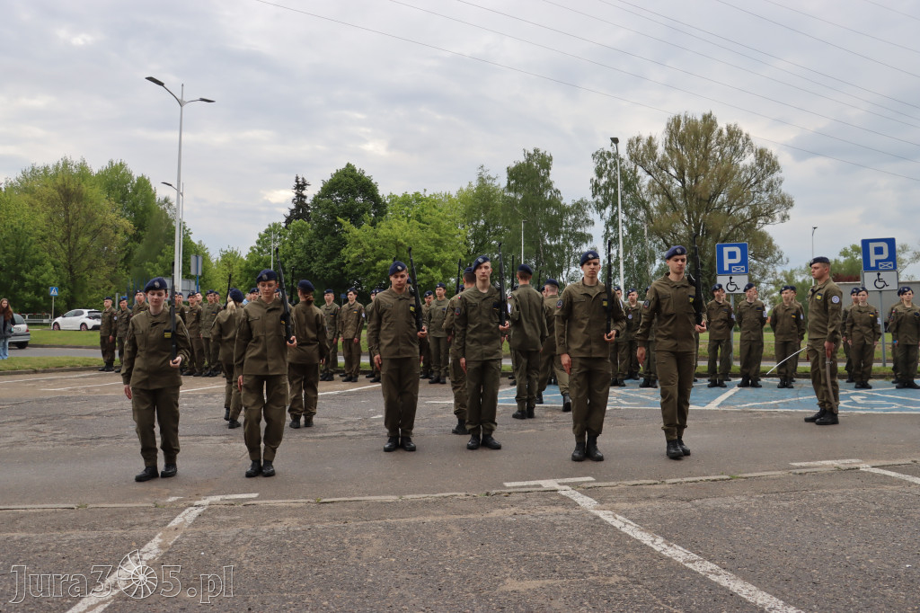 Fotorelacja: Pokaz Musztry Paradnej w wykonaniu uczniów Kwiatkowskiego w Myszkowie
