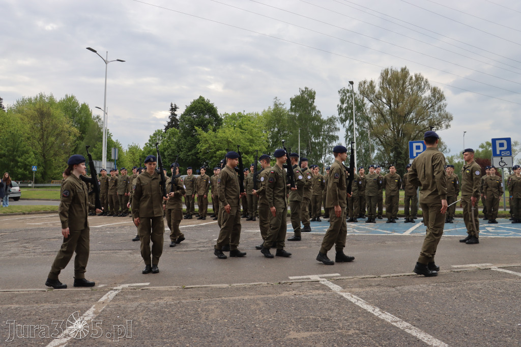 Fotorelacja: Pokaz Musztry Paradnej w wykonaniu uczniów Kwiatkowskiego w Myszkowie