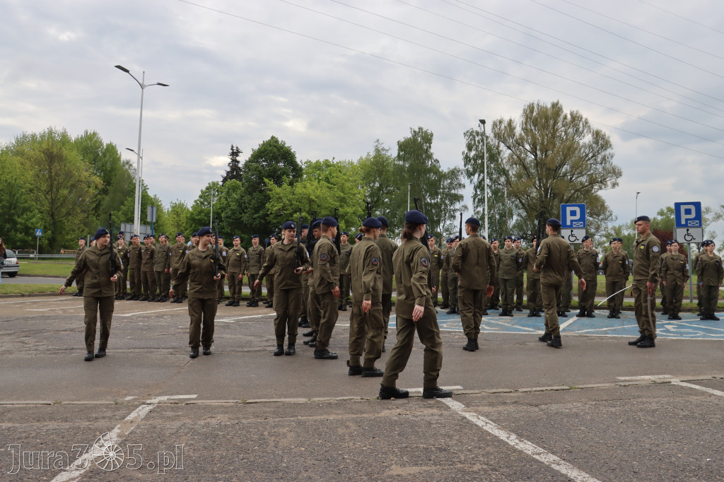 Fotorelacja: Pokaz Musztry Paradnej w wykonaniu uczniów Kwiatkowskiego w Myszkowie