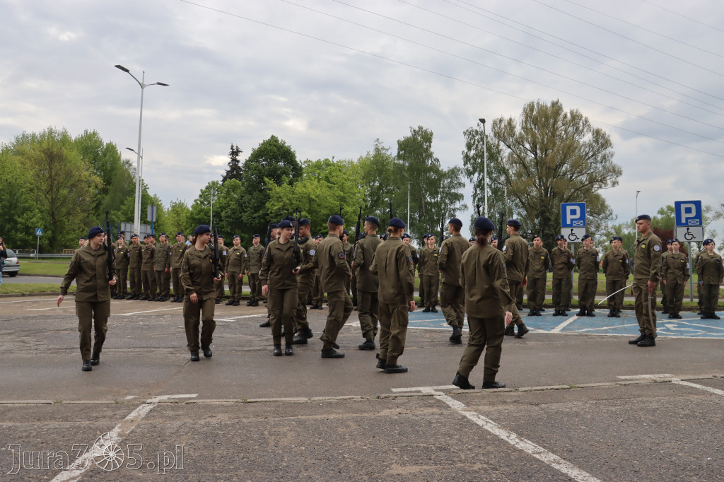 Fotorelacja: Pokaz Musztry Paradnej w wykonaniu uczniów Kwiatkowskiego w Myszkowie
