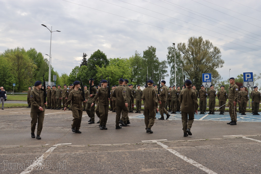 Fotorelacja: Pokaz Musztry Paradnej w wykonaniu uczniów Kwiatkowskiego w Myszkowie