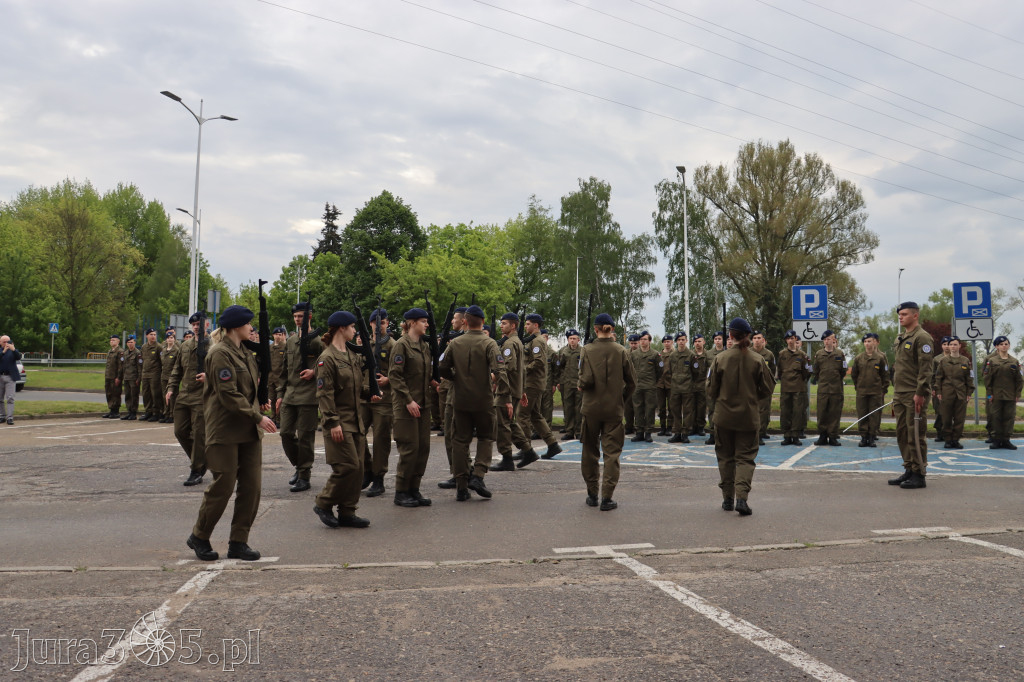 Fotorelacja: Pokaz Musztry Paradnej w wykonaniu uczniów Kwiatkowskiego w Myszkowie
