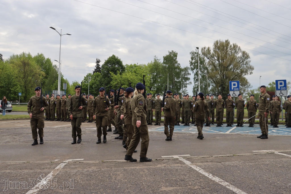 Fotorelacja: Pokaz Musztry Paradnej w wykonaniu uczniów Kwiatkowskiego w Myszkowie
