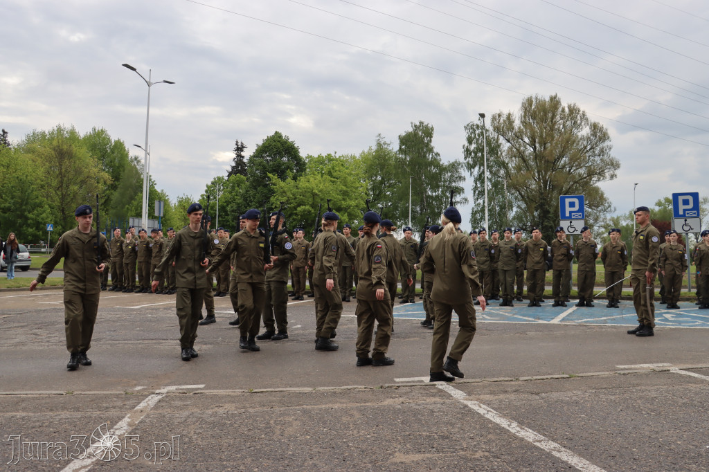 Fotorelacja: Pokaz Musztry Paradnej w wykonaniu uczniów Kwiatkowskiego w Myszkowie