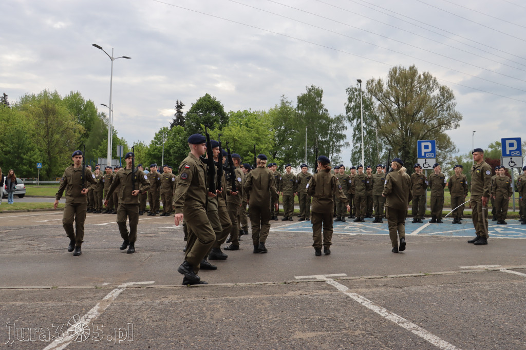 Fotorelacja: Pokaz Musztry Paradnej w wykonaniu uczniów Kwiatkowskiego w Myszkowie