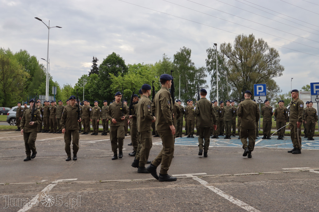 Fotorelacja: Pokaz Musztry Paradnej w wykonaniu uczniów Kwiatkowskiego w Myszkowie
