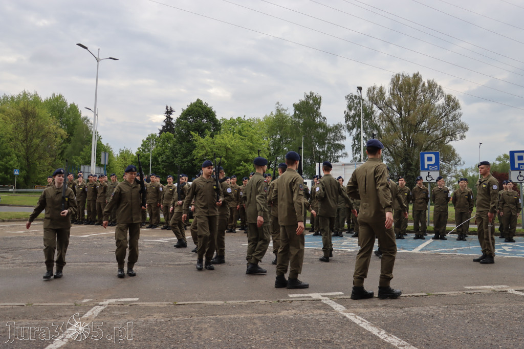 Fotorelacja: Pokaz Musztry Paradnej w wykonaniu uczniów Kwiatkowskiego w Myszkowie
