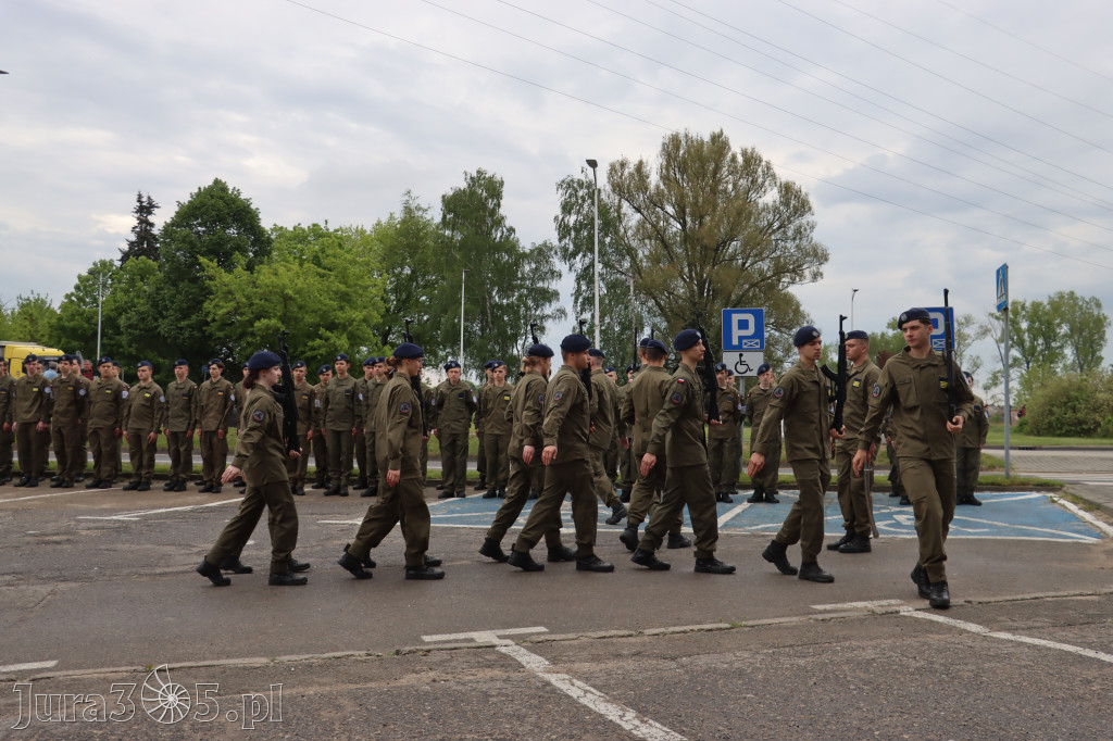 Fotorelacja: Pokaz Musztry Paradnej w wykonaniu uczniów Kwiatkowskiego w Myszkowie