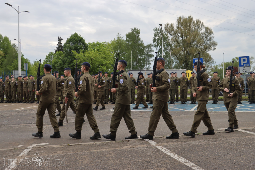 Fotorelacja: Pokaz Musztry Paradnej w wykonaniu uczniów Kwiatkowskiego w Myszkowie