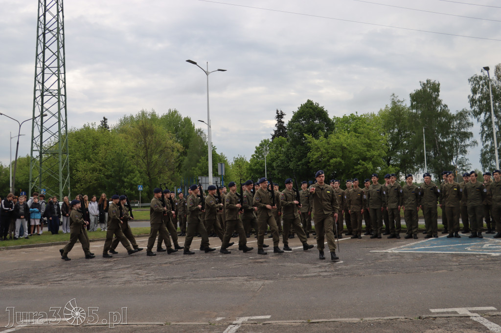 Fotorelacja: Pokaz Musztry Paradnej w wykonaniu uczniów Kwiatkowskiego w Myszkowie