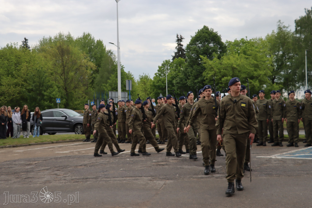 Fotorelacja: Pokaz Musztry Paradnej w wykonaniu uczniów Kwiatkowskiego w Myszkowie