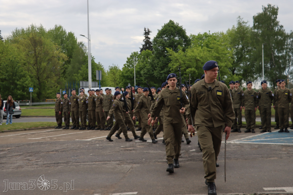 Fotorelacja: Pokaz Musztry Paradnej w wykonaniu uczniów Kwiatkowskiego w Myszkowie